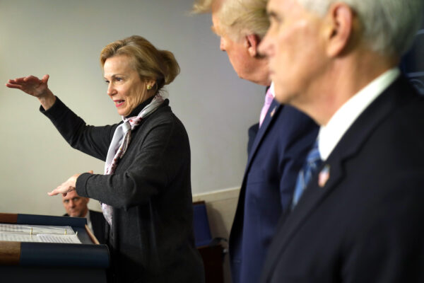 A coordenadora de resposta ao coronavírus da Casa Branca, Deborah Birx, fala enquanto o presidente Donald Trump e o vice-presidente Mike Pence ouvem na sala de reuniões de James Brady na Casa Branca em Washington em 10 de abril de 2020 (Alex Wong / Getty Images)