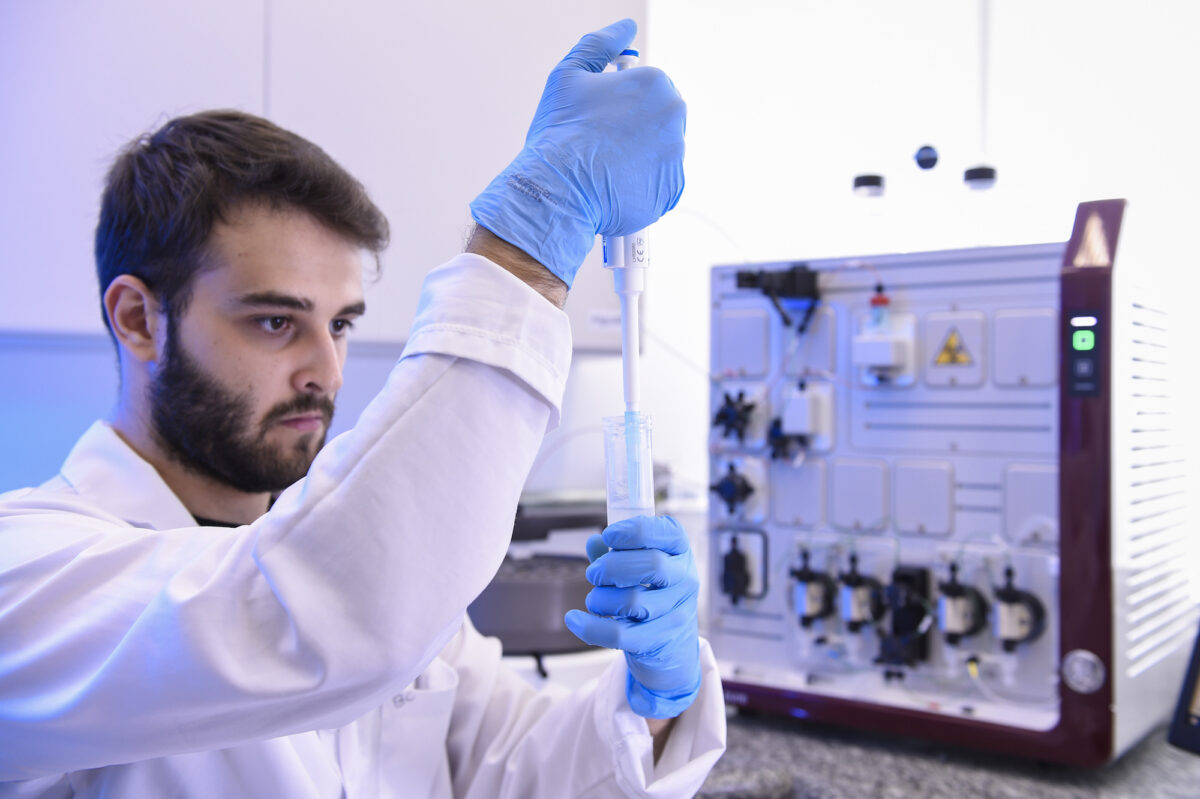 Um estudante de engenharia trabalha para separar proteínas para produção de vacinas em Belo Horizonte, Brasil, em 24 de março de 2020 (Pedro Vilela / Getty Images)