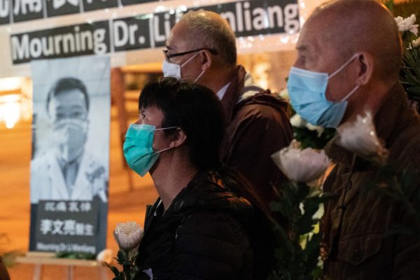 Pessoas participam de uma vigília em Hong Kong para em homenagem ao Dr. Li Wenliang em 7 de fevereiro de 2020 (Anthony Kwan / Getty Images)