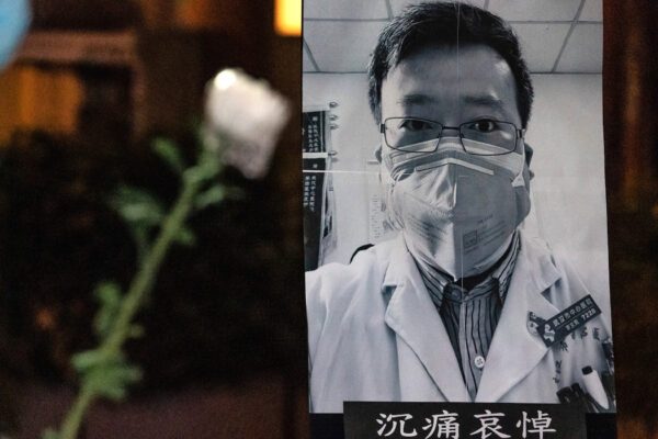 Pessoas assistem a uma vigília de luto pelo Dr. Li Wenliang em Hong Kong em 7 de fevereiro de 2020. Li foi um dos oito médicos punidos pela polícia chinesa por informar o público sobre o surto precoce do vírus do PCC  (Anthony Kwan / Getty Images)