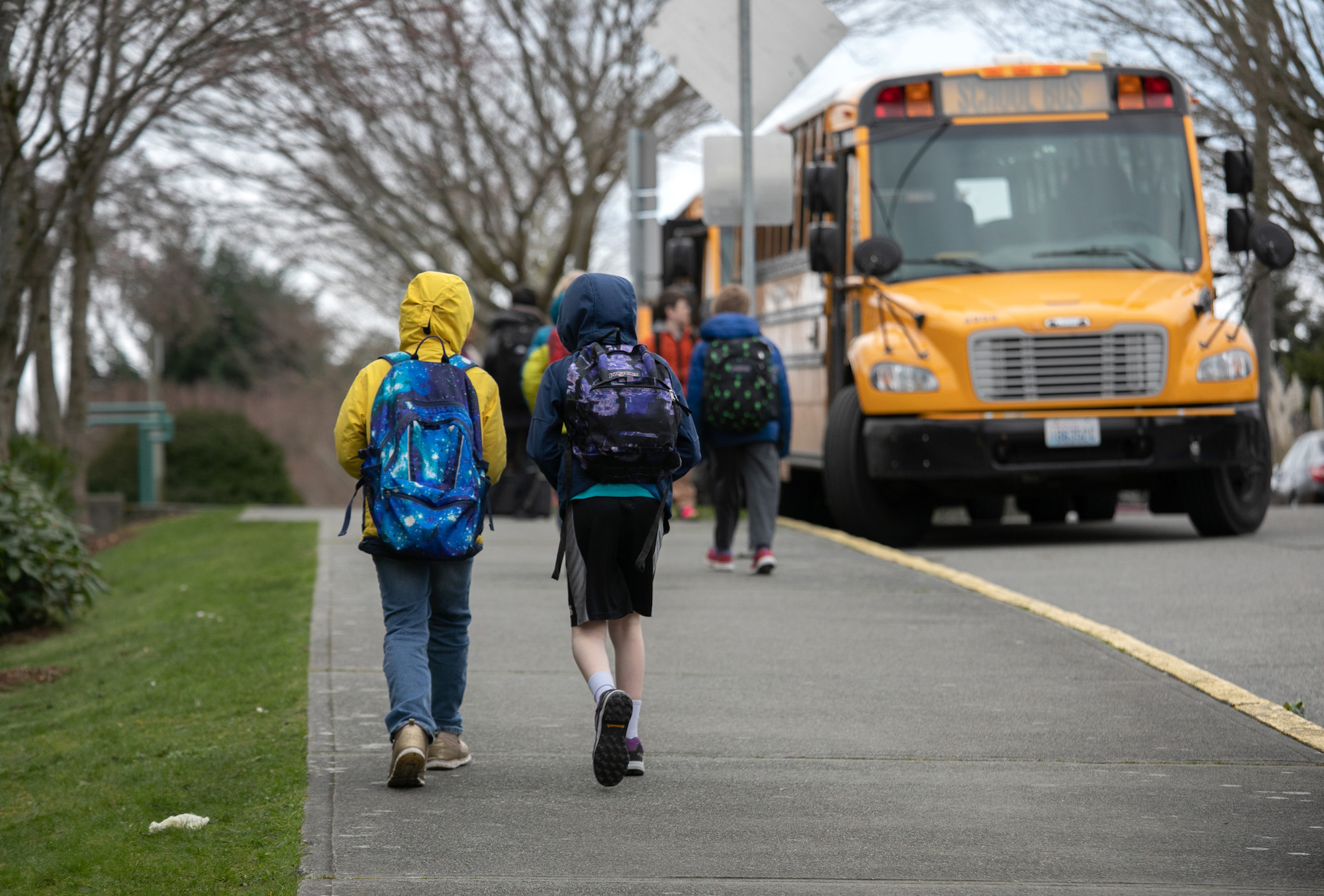 Os alunos saem da escola Thurgood Marshal Elementary depois que o sistema da Escola Pública de Seattle foi abruptamente fechado devido a temores de coronavírus em 11 de março de 2020 em Seattle, Washington (John Moore / Getty Images)