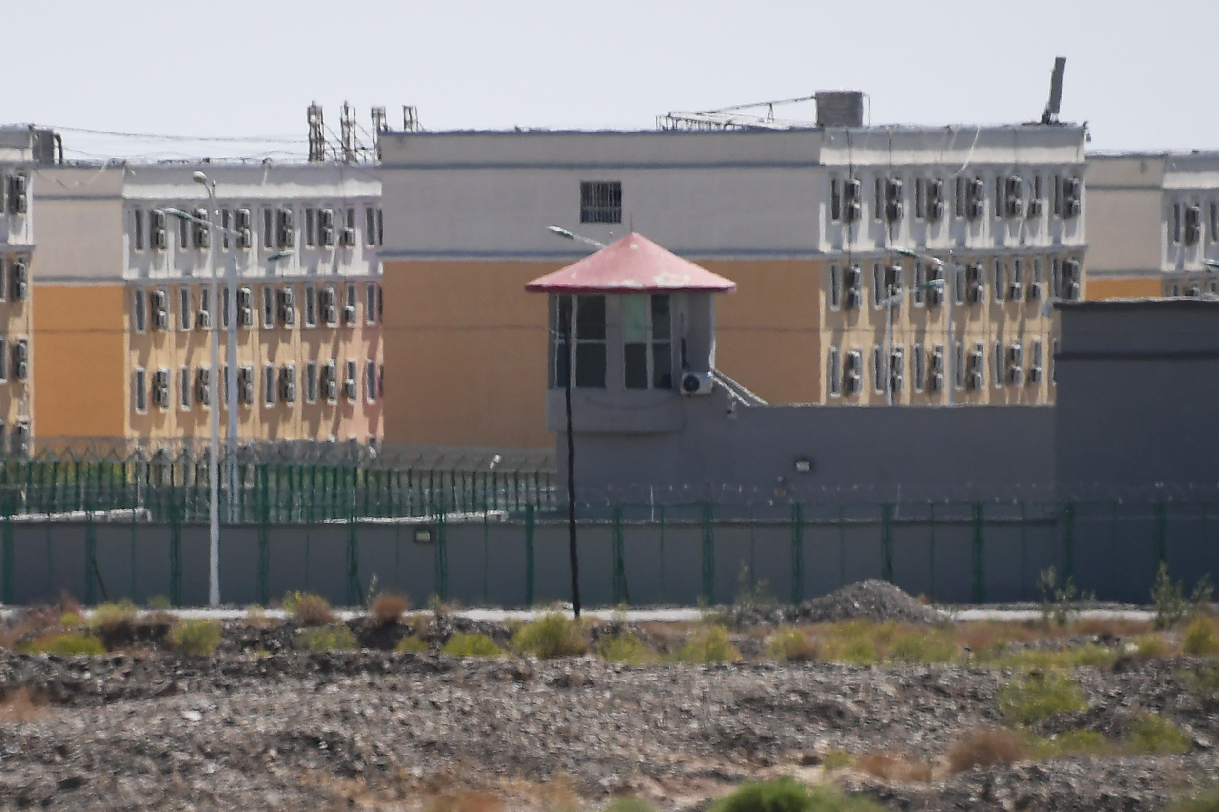 Uma instalação que se acredita ser um campo de reeducação onde as minorias étnicas muçulmanas são detidas em Artux, ao norte de Kashgar, na região oeste de Xinjiang, na China, em 2 de junho de 2019 (Greg Baker / AFP / Getty Images)