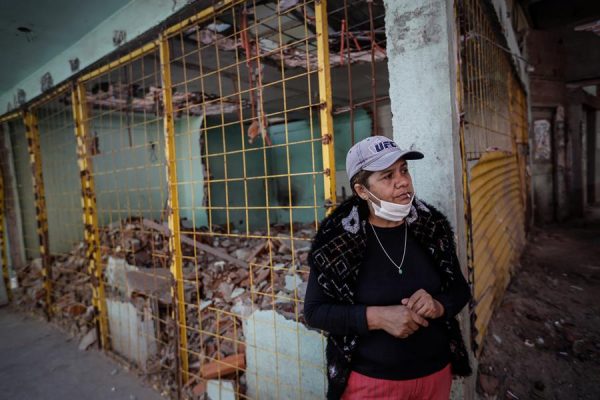 BUENOS AIRES (ARGENTINA), 18/05/20. - Uma mulher com máscara cobre uma rua interna do 31º bairro da cidade de Buenos Aires (Argentina), um dos locais com mais casos positivos de COVID-19 no país (EFE / Juan Ignacio Roncoroni)