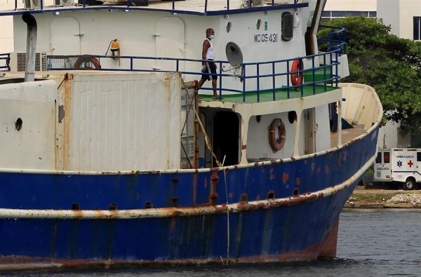 CARTAGENA (COLÔMBIA), 24/05/20. Fotografia do cargueiro colombiano “Susurro”, que passa por uma quarentena ancorada na Bahía de las Ánimas, em 23 de maio de 2020, em frente à cidade murada de Cartagena das Índias (Colômbia) (EFE / Ricardo Maldonado Rozo)