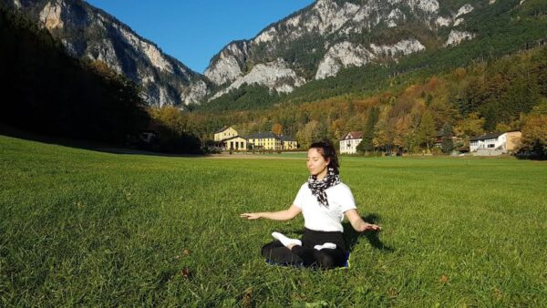 Ani Asvazadurian meditando na ilha de Reichenau, Alemanha (Cortesia de Ani Asvazadurian)