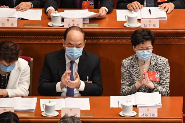 A diretora executiva de Hong Kong, Carrie Lam (R), e a executiva-chefe de Macau Ho Iat Seng (C) participam da sessão de abertura do Congresso Nacional do Povo (NPC) no Grande Salão do Povo, em Pequim, em 22 de maio de 2020 (LEO RAMIREZ / AFP via Getty Images)