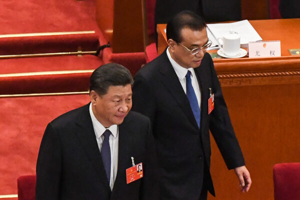 O líder chinês Xi Jinping (à esquerda) e o premiê Li Keqiang (à esquerda) chegam para a sessão de abertura do Congresso Nacional do Povo (NPC) no Grande Salão do Povo em Pequim em 22 de maio de 2020 (LEO RAMIREZ / AFP via Getty Images)