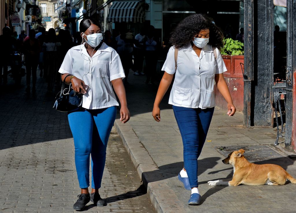 Mulheres usam máscaras enquanto andam pelas ruas de Havana em 12 de março de 2020 (YAMIL LAGE / AFP via Getty Images)