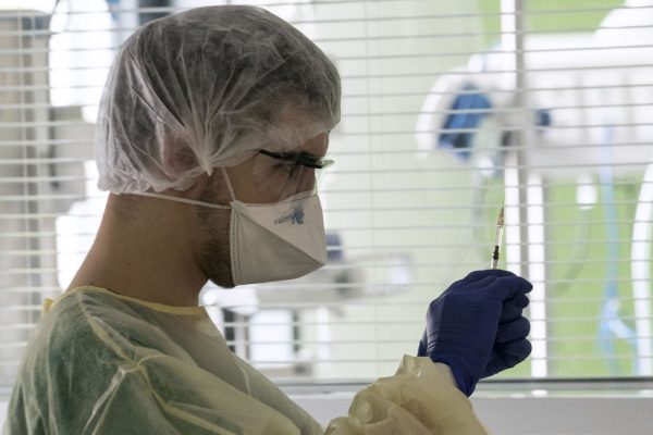 Uma equipe médica prepara uma seringa em uma unidade de terapia intensiva de nível para pacientes contaminados com o coronavírus COVID-19 no Hospital Louis Pasteur em Colmar, leste da França, em 26 de março de 2020 (SEBASTIEN BOZON / AFP) ( Foto por SEBASTIEN BOZON / AFP via Getty Images)