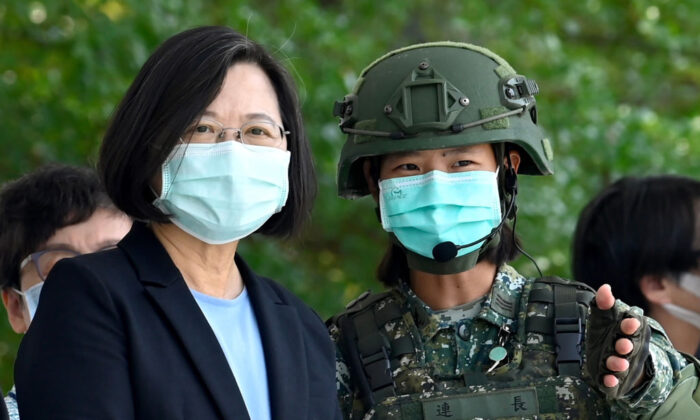 O presidente de Taiwan, Tsai Ing-wen (à esquerda), com um soldado durante uma base militar em Tainan, sul de Taiwan, em 9 de abril de 2020 (Sam Yeh / AFP via Getty Images)