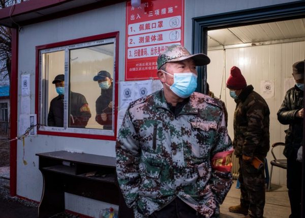 Esta foto, tirada em 21 de abril de 2020, revela um funcionário vigiando um posto de controle na cidade fronteiriça de Suifenhe, na província de Heilongjiang, no nordeste da China. Um conjunto de casos de coronavírus COVID-19 na cidade de Harbin, no nordeste da China, fez com que as autoridades restringissem as restrições de movimento em 22 de abril (STR / AFP via Getty Images)