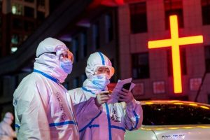 Trabalhadores médicos investigam contatos próximos de pacientes que deram positivo para ácido nucleico em Suifenhe, China, em 25 de abril de 2020 (STR / AFP via Getty Images)