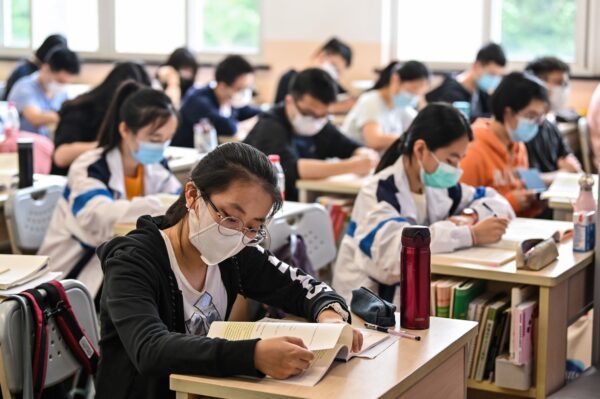 Alunos em sala de aula em uma escola de ensino médio em Xangai, China, em 7 de maio de 2020. (HECTOR RETAMAL / AFP via Getty Images)