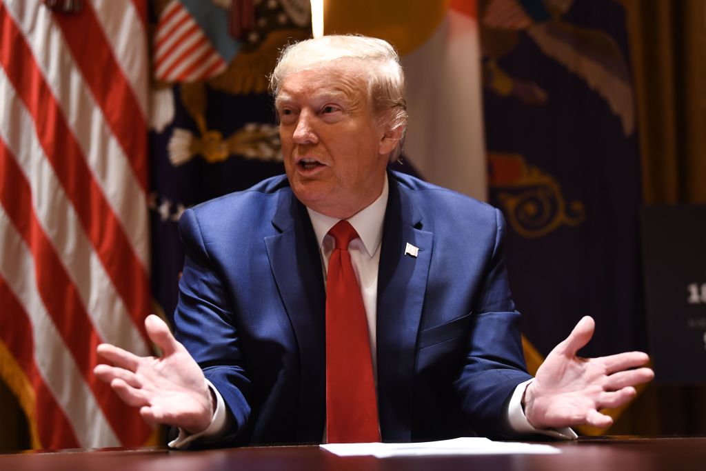 O presidente dos Estados Unidos, Donald Trump, fala durante uma reunião com os governadores do Colorado e Dakota do Norte em 13 de maio de 2020, na sala de gabinete da Casa Branca em Washington, DC (BRENDAN SMIALOWSKI / AFP via Getty Images)