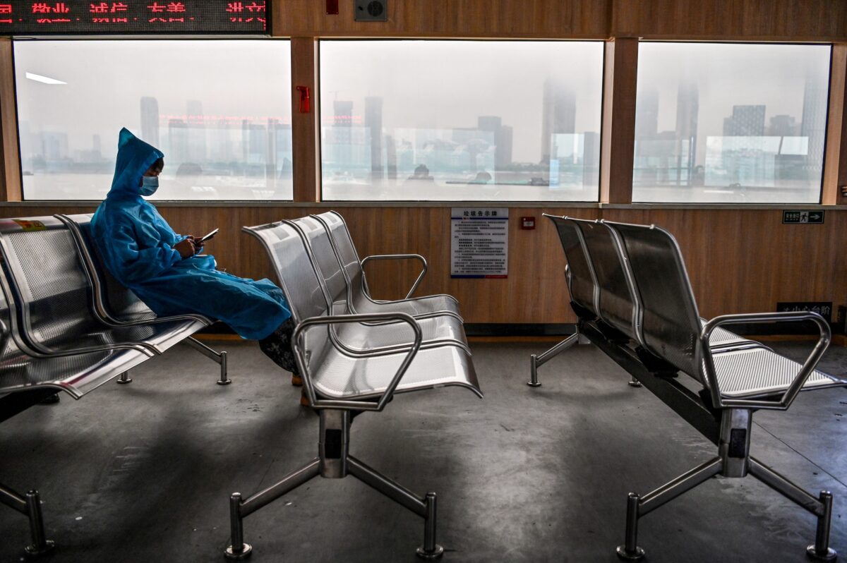 Um homem viaja em uma balsa para atravessar o rio Yangtze em Wuhan, China, em 14 de maio de 2020 (HECTOR RETAMAL / AFP via Getty Images)