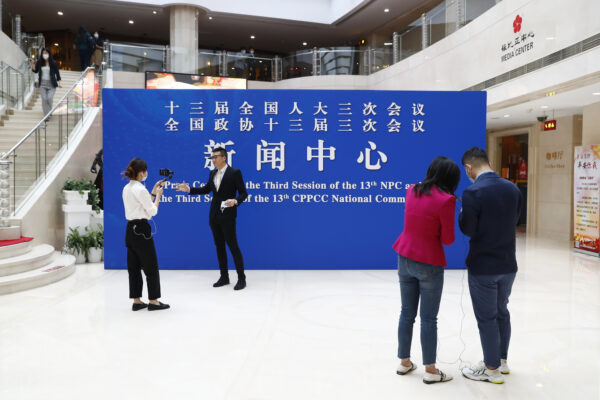 Jornalistas se reúnem no Media Center, um prédio onde o News Center de Lianghui está localizado, em Pequim, China, em 20 de maio de 2020 (Thomas Peter - Pool / Getty Images)