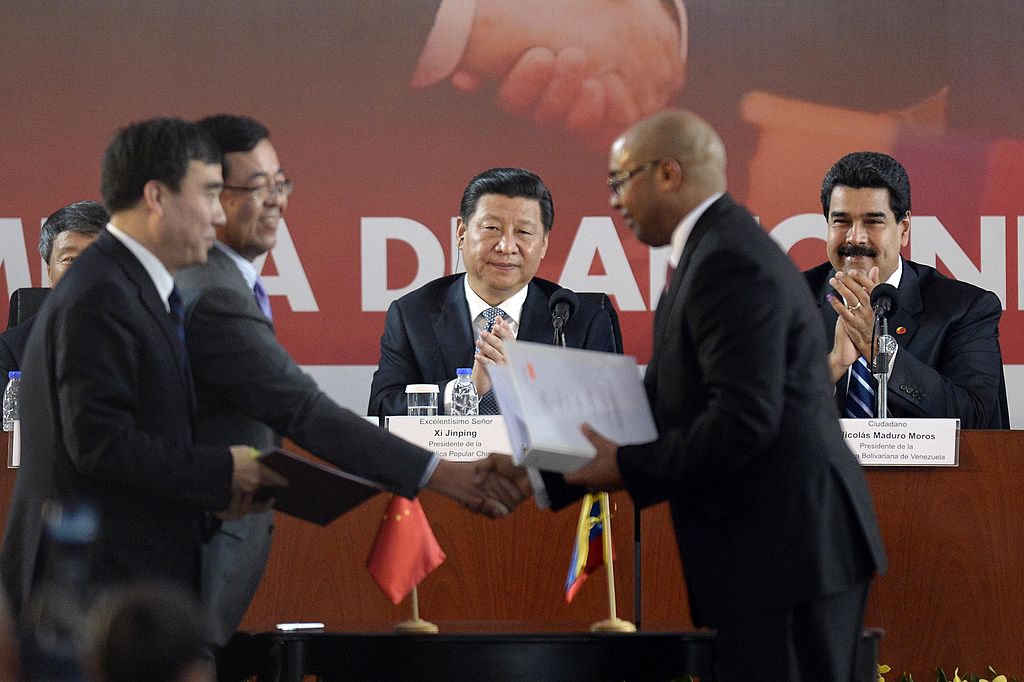 Nicolás Maduro (R) e o líder do regime chinês Xi Jinping (3-direita) durante uma cerimônia de assinatura de acordos, em Caracas, em 21 de julho de 2014 (LEO RAMIREZ / AFP / Getty Images)