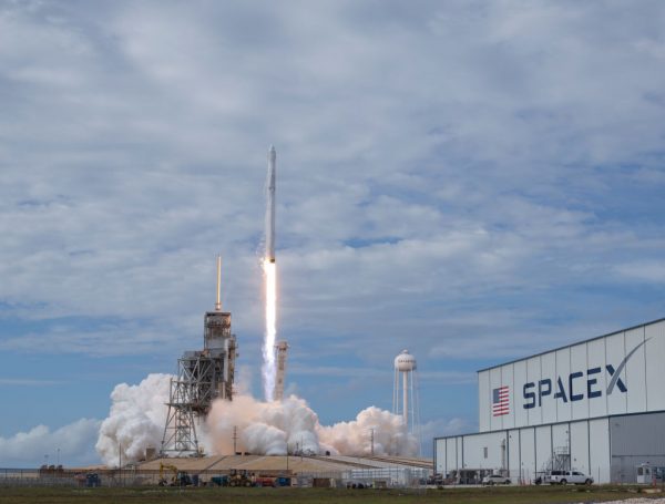 O foguete Falcon 9 da SpaceX, com a aeronave Dragon a bordo, é lançado da plataforma 39A no Kennedy Space Center da NASA em 3 de junho de 2017 em Cape Canaveral, Flórida (Bill Ingalls / NASA via Getty Images)