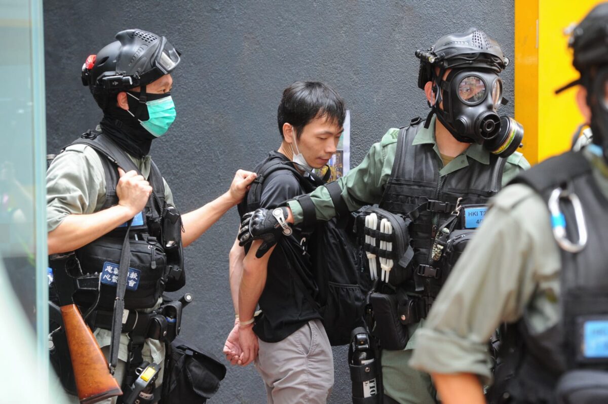 Policiais isolam uma área perto do shopping Windsor House em Causeway Bay, Hong Kong, em 24 de maio de 2020 (A filial de The Epoch Times em Hong Kong)