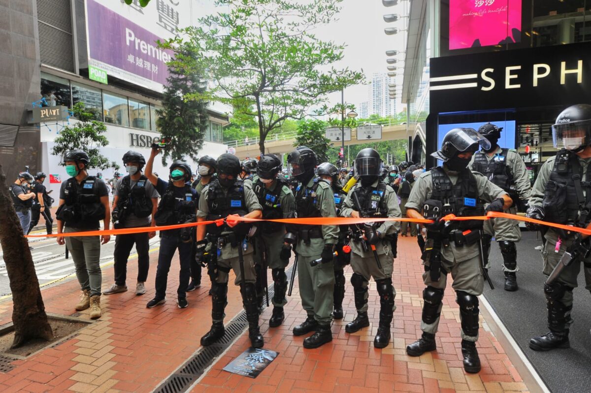 Membros do partido pró-democracia Neo Democratas protestam do lado de fora do Escritório de Ligação de Hong Kong em Hong Kong, em 24 de maio de 2020 (Filial de Hong Kong do Epoch Times)