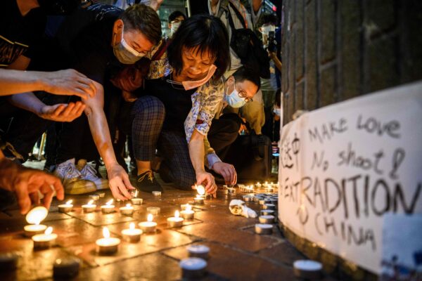 Manifestantes pró-democracia acendem velas durante uma vigília em frente ao shopping Pacific Place, na área do Almirantado de Hong Kong, em 15 de maio de 2020 (Anthony Wallace / AFP via Getty Images)