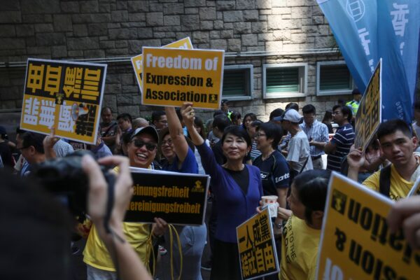 Manifestantes marcham durante uma manifestação contra o Artigo 23 e à proibição à liberdade de associação em Hong Kong em 21 de julho de 2018 (VIVEK PRAKASH / AFP via Getty Images)