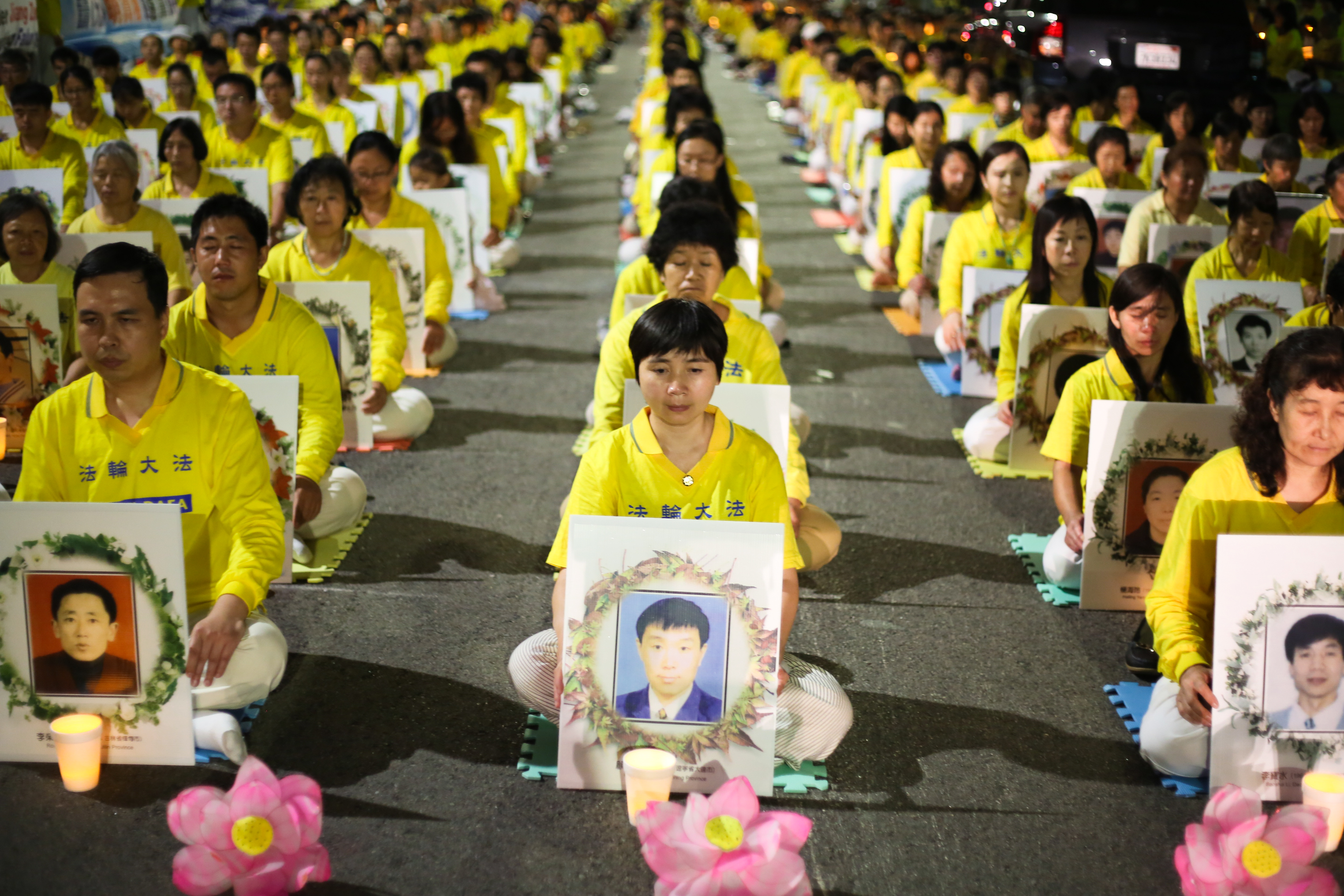 Praticantes de Falun Gong exigindo que o ex-presidente chinês Jiang Zemin seja levado à justiça em uma vigília à luz velas frente ao Consulado da China em Los Angeles no dia 15 de outubro de 2015, dedicada àqueles mortos durante 16 anos de perseguição na China (Benjamin Chasteen/Epoch Times)