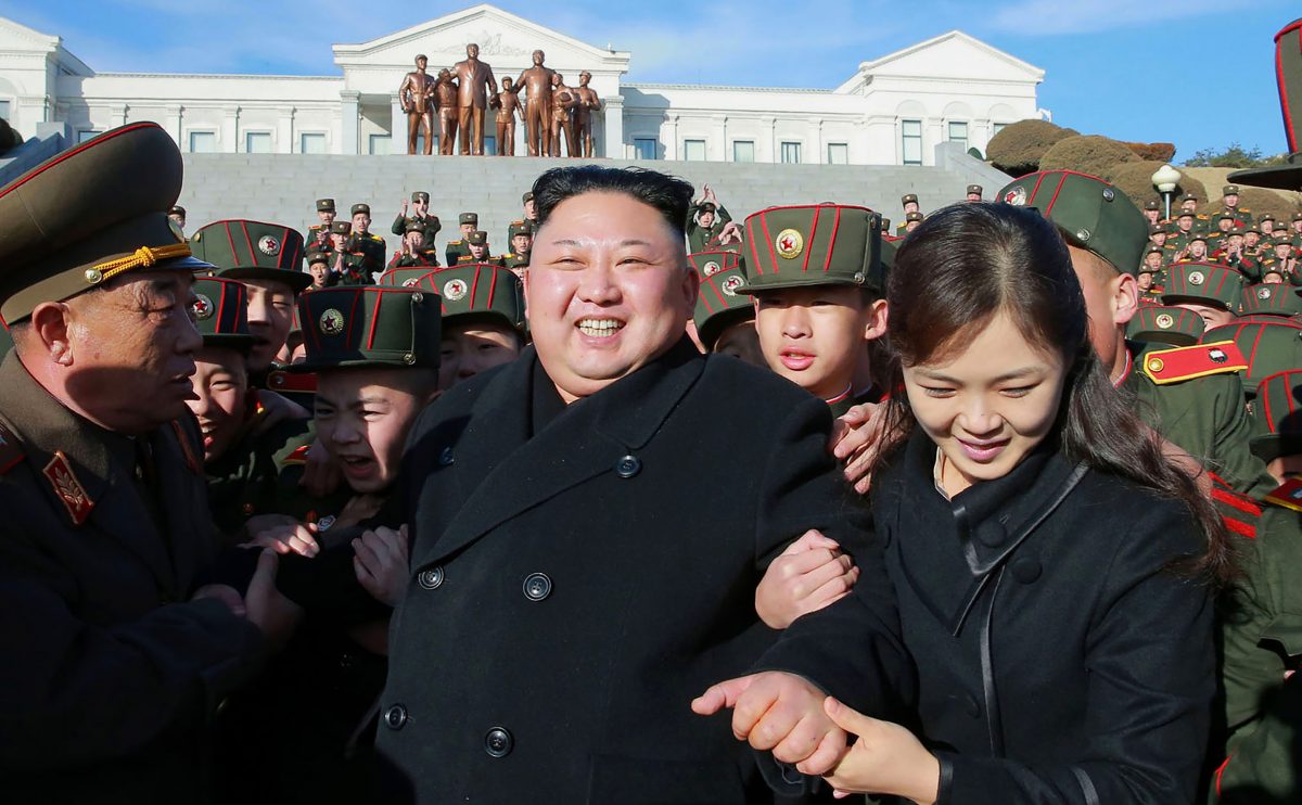 Foto tirada pela agência de notícias norte-coreana KCNA (Agência Central de Notícias da Coreia) mostra o líder norte-coreano Kim Jong-Un (centro) e sua esposa Ri Sol-Ju (2º direita) visitando a Escola Revolucionária Mangyongdae em Pyongyang para plantar árvores com os alunos em um dia de plantio de árvores em 2 de março de 2017 (AFP / Getty Images)