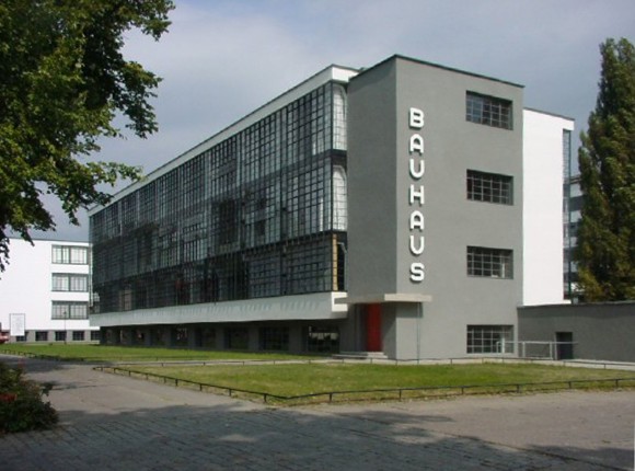 O edifício “Bauhaus”, em Dessau, na Alemanha (Domínio público)