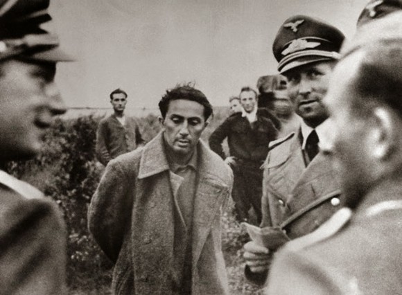 O filho mais velho de Stalin, Yakov Dzhugashvili, em interrogatório após ser capturado pelos alemães em 1941 (domínio público)