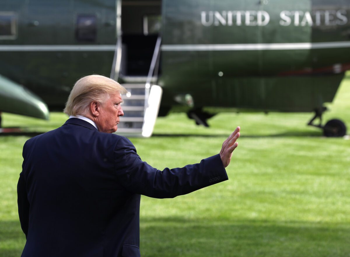 O presidente Donald Trump cumprimenta Camp David ao deixar a Casa Branca em Washington, em 1º de maio de 2020 (Chip Somodevilla / Getty Images)