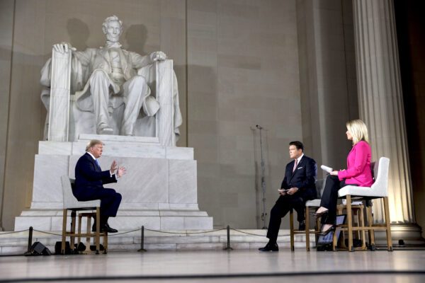 O presidente Donald Trump fala com as âncoras Bret Baier e Martha MacCallum durante uma prefeitura virtual dentro do Lincoln Memorial em Washington em 3 de maio de 2020 (Oliver Contreras-Pool / Getty Images)