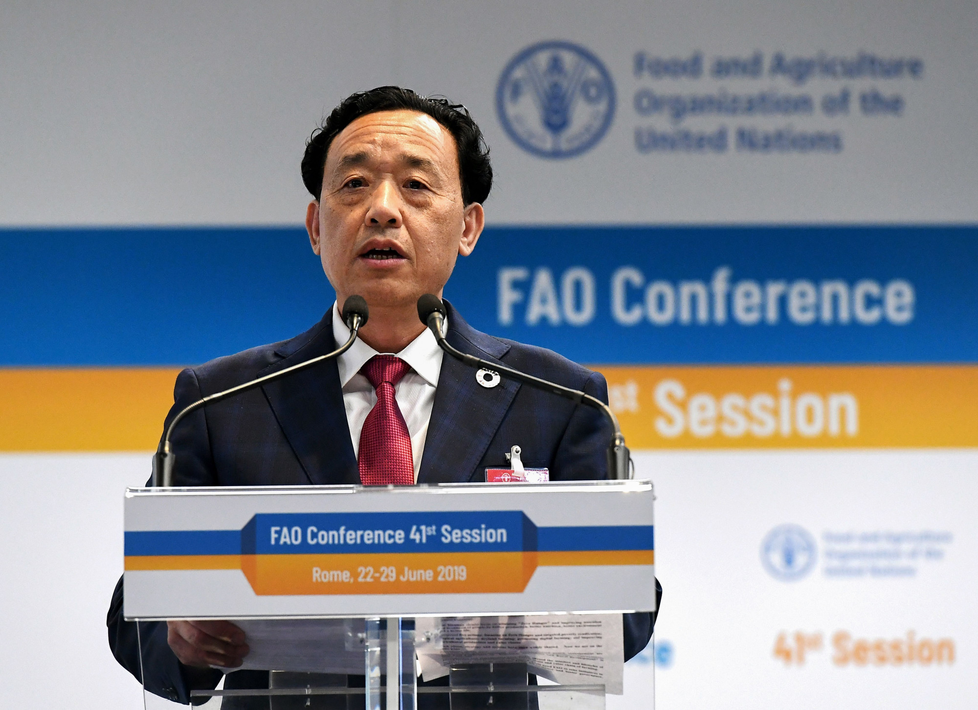 O candidato chinês a chefiar a Organização das Nações Unidas para Agricultura e Alimentação (FAO), Qu Dongyu, se dirige aos membros e delegados da FAO durante a assembleia plenária para a eleição do novo Diretor Geral da FAO, realizada na Sede da FAO, em Roma, Itália, em 22 de junho de 2019 (Vincenzo Pinto / AFP via Getty Images)