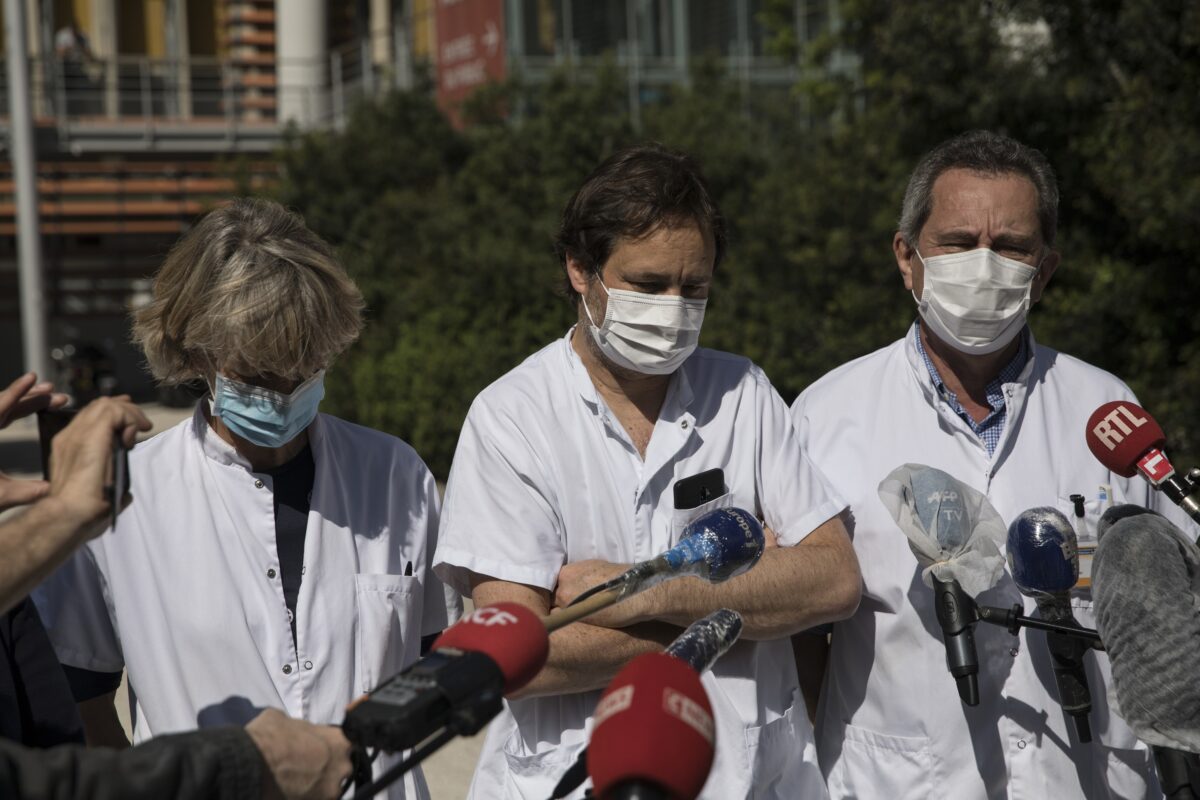 Os cientistas trabalham em um laboratório testando amostras de COVID-19 no departamento de saúde da cidade de Nova Iorque, durante o surto do vírus do PCC na cidade de Nova Iorque, em 23 de abril de 2020 (Brendan McDermid / Reuters)