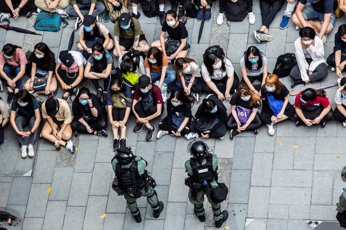 A polícia de choque deteve um grupo de pessoas durante um protesto no distrito de Causeway Bay, em Hong Kong, em 27 de maio de 2020, enquanto a legislatura da cidade debate uma lei que proíbe insultar o hino nacional da China (Isaac Lawrence / AFP via Getty Images)