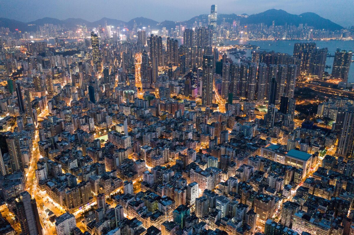 Esta foto aérea tirada em 23 de outubro de 2018 mostra edifícios comerciais e residenciais em Hong Kong à noite (Dale de la Rey / AFP via Getty Images)