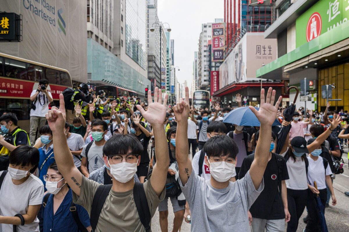 Manifestantes de Hong Kong protestam contra a lei de segurança nacional da China no distrito de Mongkok em Hong Kong em 27 de maio de 2020 (Billy HC Kwok / Getty Images)