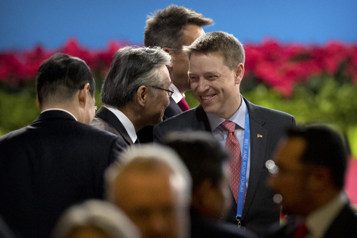 Matt Pottinger, Assistente Especial do presidente dos Estados Unidos, Donald Trump, e diretor sênior do Conselho de Segurança Nacional (NSC) do Leste da Ásia, à direita, chega para a cerimônia de abertura do Fórum do Cinturão e Rota no Centro Nacional de Convenções da China (CNCC) em Pequim, em 14 de maio de 2017 (Mark Schiefelbein-Pool / Getty Images)