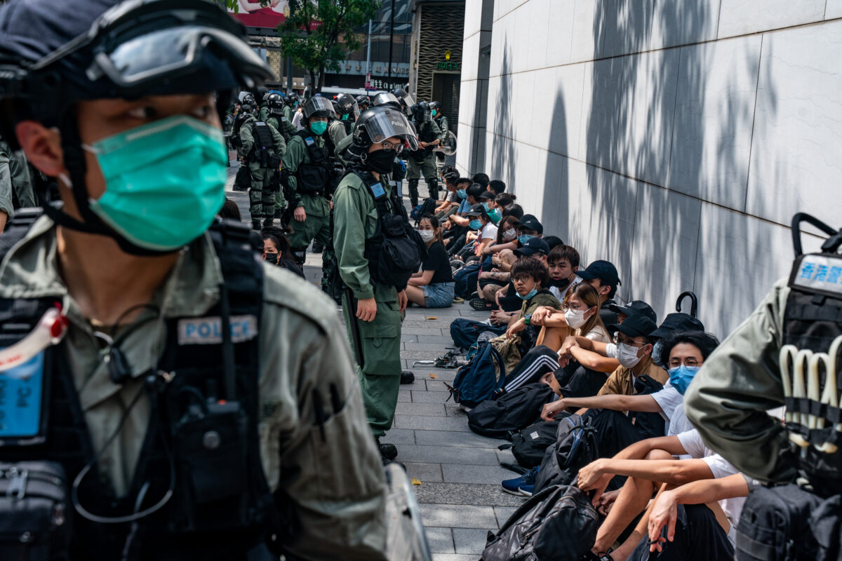 A polícia de choque deteve manifestantes pró-democracia durante uma manifestação no distrito de Causeway Bay, em Hong Kong, em 27 de maio de 2020 (Anthony Kwan / Getty Images)