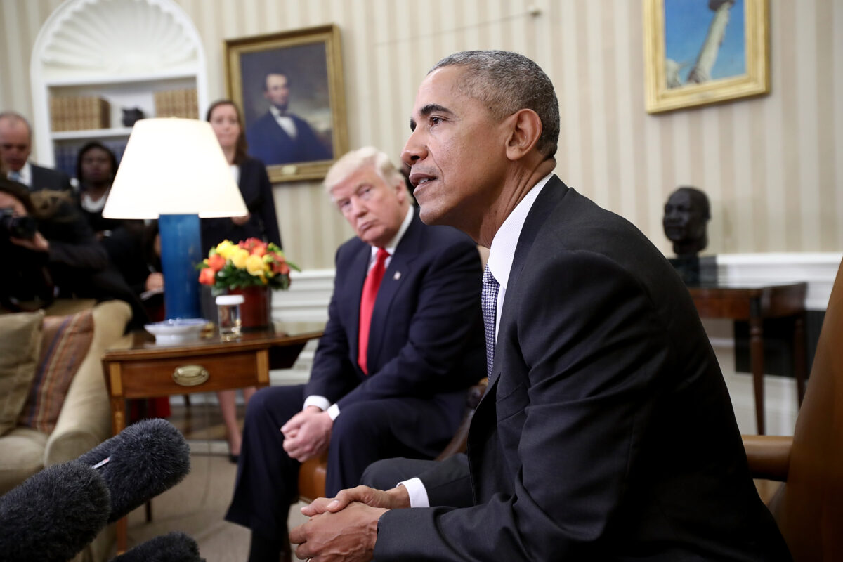 O presidente eleito Donald Trump ouve o presidente Barack Obama falar durante uma reunião no Salão Oval em Washington em 10 de novembro de 2016 (Saul Loeb / Pool / Getty Images)