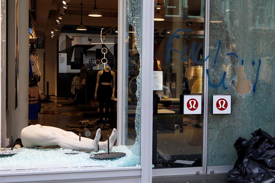 As janelas quebradas da loja Lululemon Athletica são vistas no SOHO após os violentos protestos na noite de 31 de maio de 2020 pela morte de George Floyd, em Nova Iorque, EUA, em 1º de junho de 2020 (EFE / EPA / JASON SZENES)