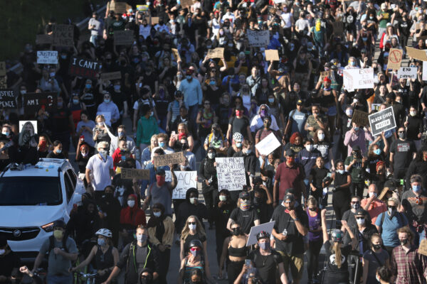 Os manifestantes marcham pela rodovia que deixa St. Paul no caminho para o US Bank Stadium em Minneapolis, através da ponte Saint Anthony Falls no quarto dia de protestos e violência após a morte de George Floyd, em Minneapolis, Minneapolis, em 29 de maio de 2020 (Charlotte Cuthbertson / The Epoch Times)