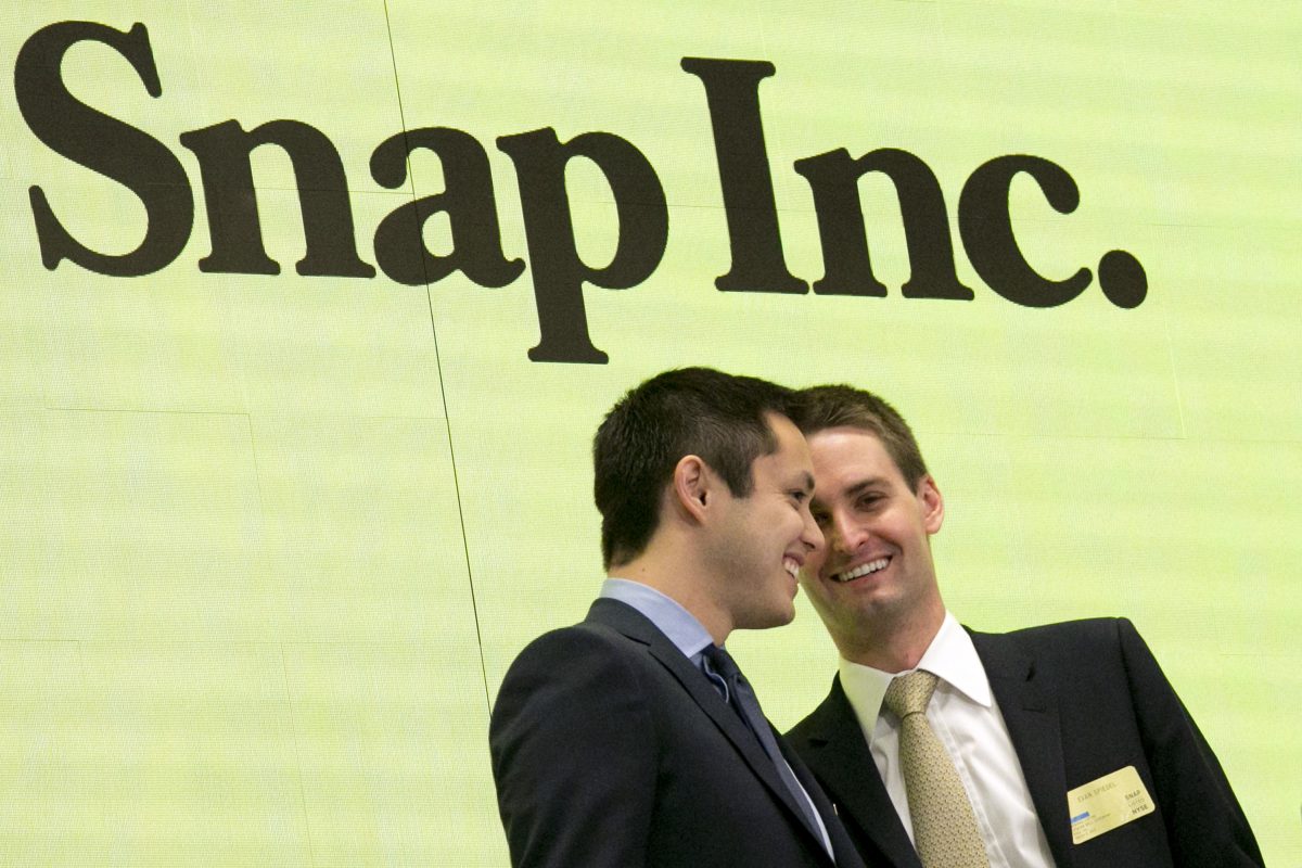 Os co-fundadores do Snapchat Bobby Murphy (E) e o CEO Evan Spiegel tocam o sino de abertura na Bolsa de Valores de Nova Iorque enquanto a empresa celebra seu IPO em 2 de março de 2017 (Richard Drew / AP Photo)