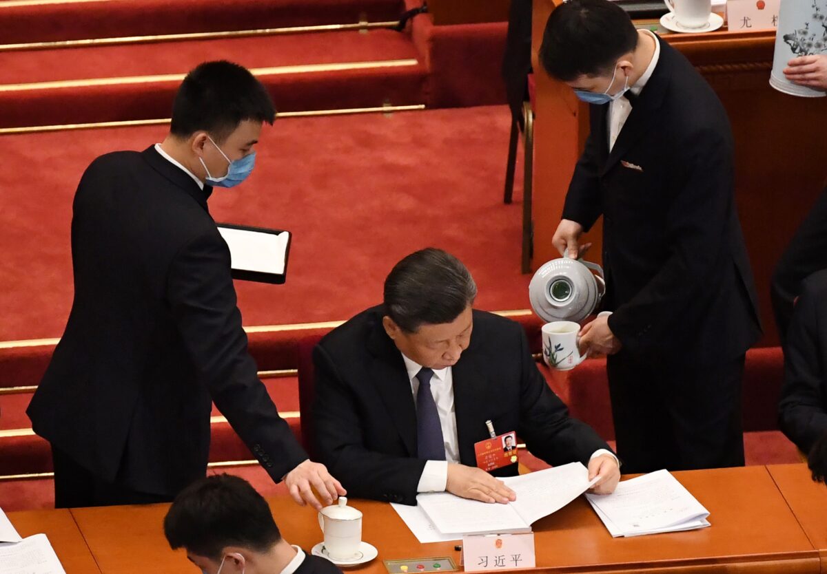 Participantes servem chá para o líder chinês Xi Jinping durante a sessão legislativa de abertura de selo no Grande Salão do Povo em Pequim, China, em 22 de maio de 2020 (LEO RAMIREZ / AFP via Getty Images)