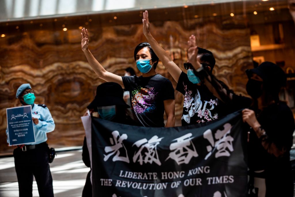 Manifestantes pró-democracia se reúnem durante um comício "Lunch With You" em um shopping no distrito central de Hong Kong em 1º de junho de 2020 (Issac Lawrence / AFP via Getty Images)