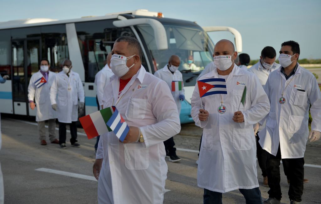 A primeira brigada médica cubana do contingente "Henry Reeve" da Itália chega ao Aeroporto Internacional José Martí, em Havana (Cuba), em 8 de junho de 2020. Médicos cubanos chegaram à Itália em 22 de março, durante a pandemia do COVID-19 na região da Lombardia, em meio a uma grave crise de saúde (Foto de YAMIL LAGE / POOL / AFP via Getty Images)