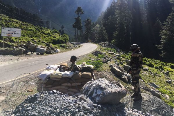 Soldados da Força de Segurança de Fronteira da Índia (BSF) guardam uma estrada que leva a Leh, que faz fronteira com a China, em Gagangir, Índia, em 17 de junho de 2020 (TAUSEEF MUSTAFA / AFP / Getty Images)