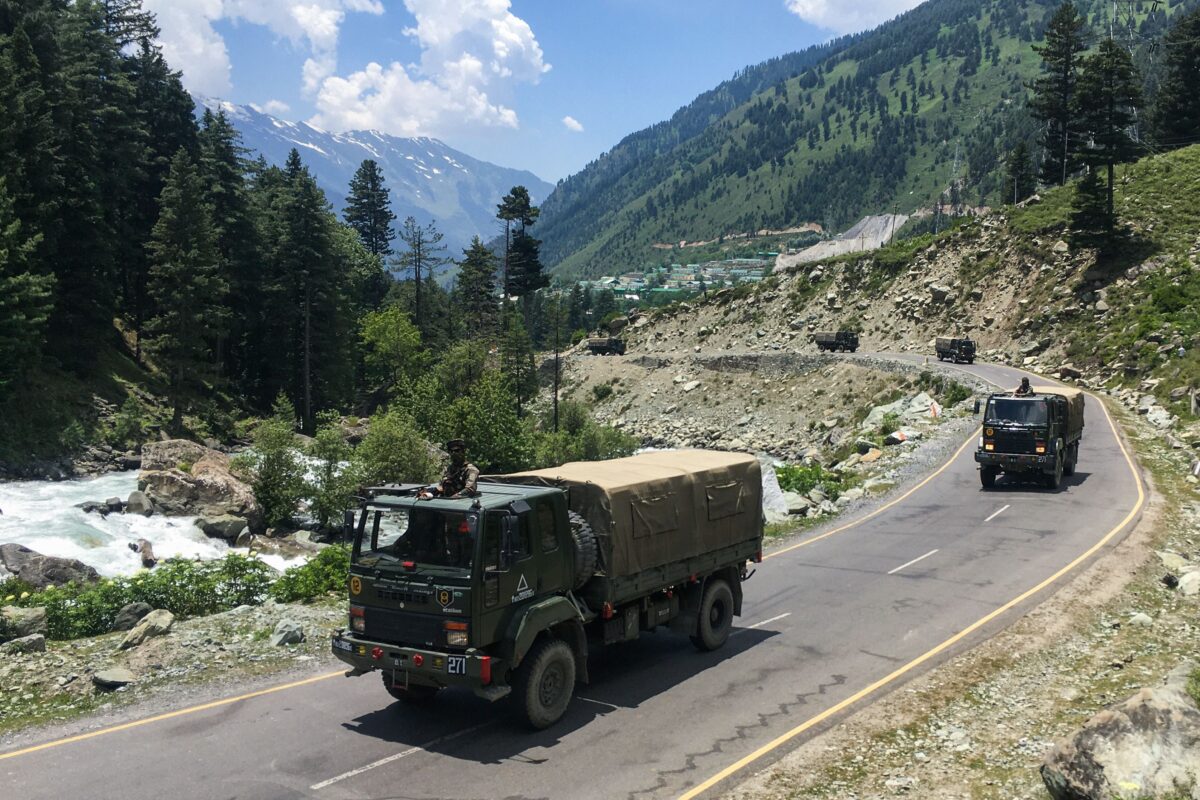 Comboios do exército indiano vão para Leh, na fronteira com a China, em Gagangir, Índia, em 17 de junho de 2020 (TAUSEEF MUSTAFA / AFP / Getty Images)