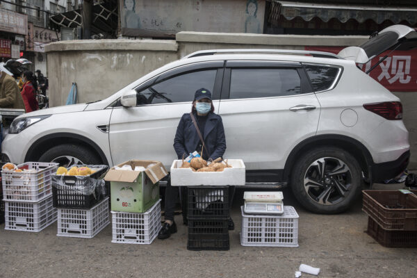 Um vendedor de frutas em uma rua de Wuhan, China, em 23 de abril de 2020 (Getty Images)