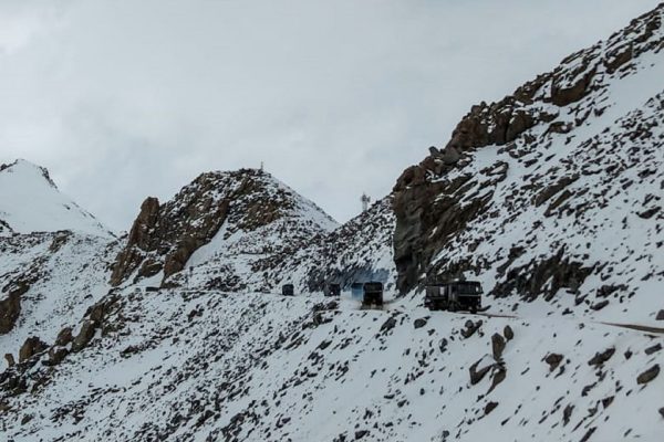 Veículos do exército indiano circulam em uma estrada perto do Chang La High Mountain Pass na região de Ladakh, no norte da Índia, no estado de Jammu e Caxemira, na Índia, perto da fronteira chinesa em 17 de junho 2020 (STR / AFP via Getty Images)